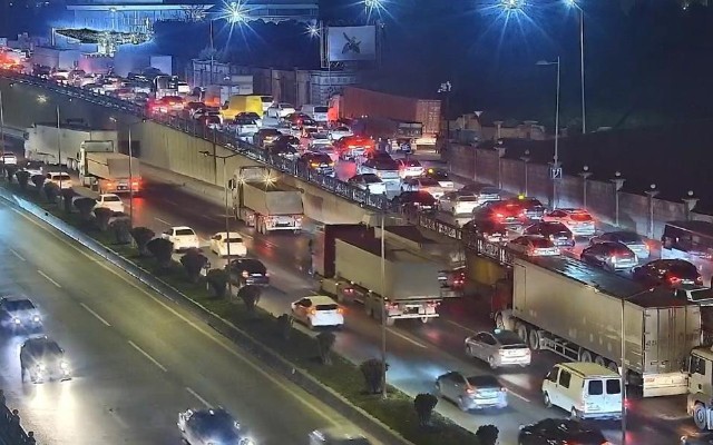 Bakıda yük avtomobilləri yolda qaldı, sıxlıq yarandı- FOTO